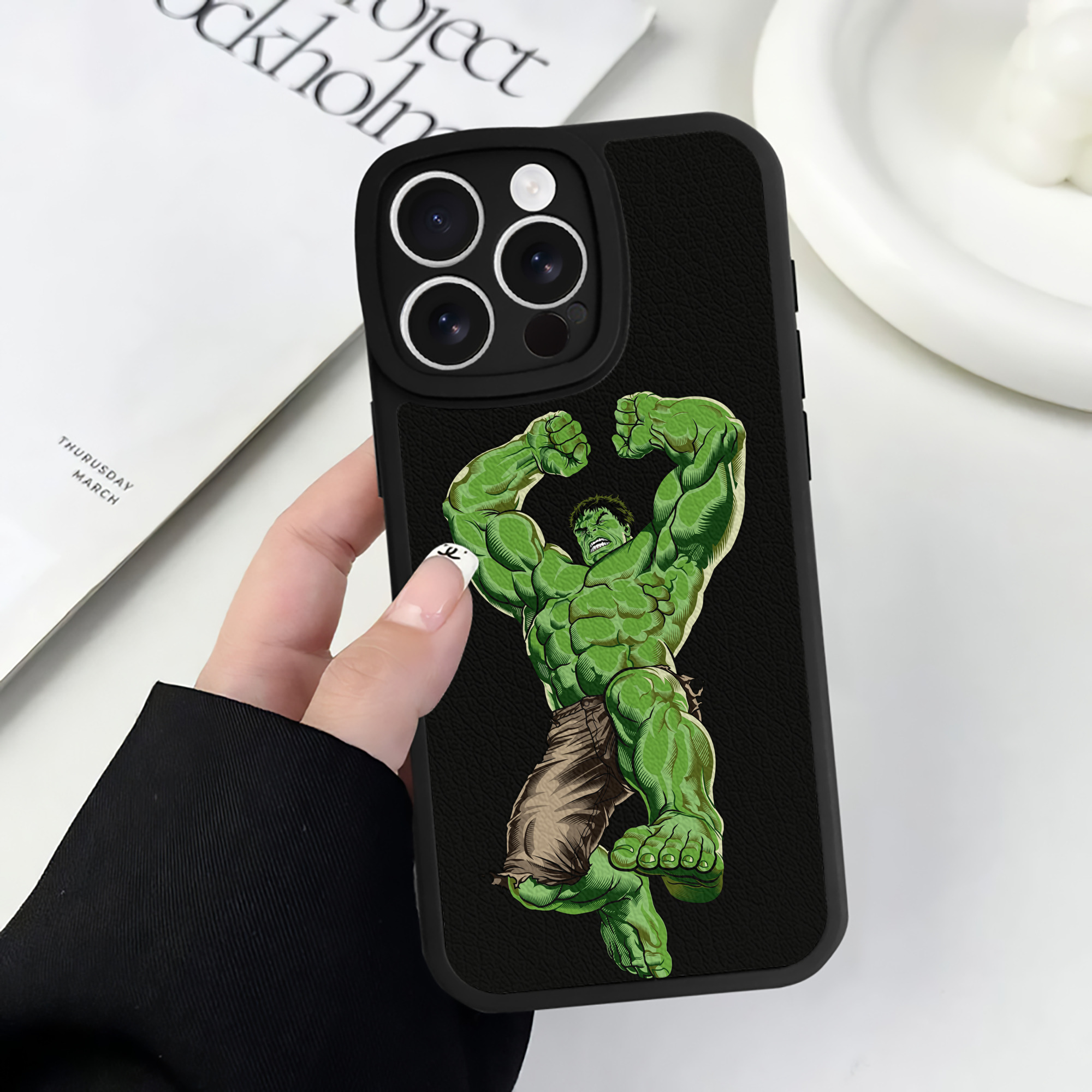 （画像用） アベンジャーズ The Avengers 【iPhone 16シリーズ対応】シリコンスマホケース（レザー調） 材質：シリコン